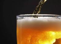 Come versare correttamente la birra in un bicchiere